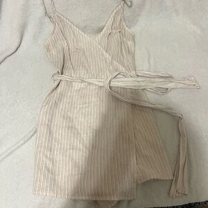 Cute tie romper with zipper 
Size XS 
Great condition